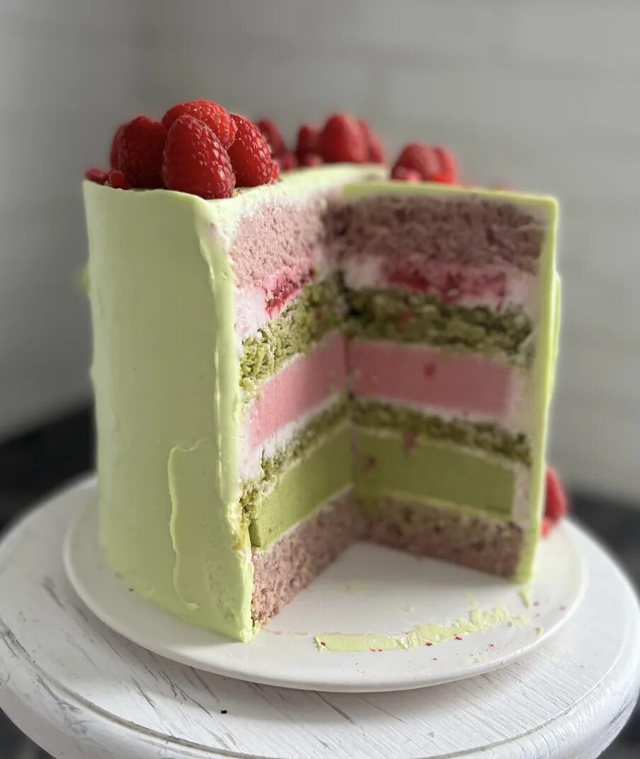 муссовый торт фисташка малина. фисташково малиновый торт. украшение торта фисташка малина. фисташковый торт с малиновым конфи. фисташковый наполеон.
