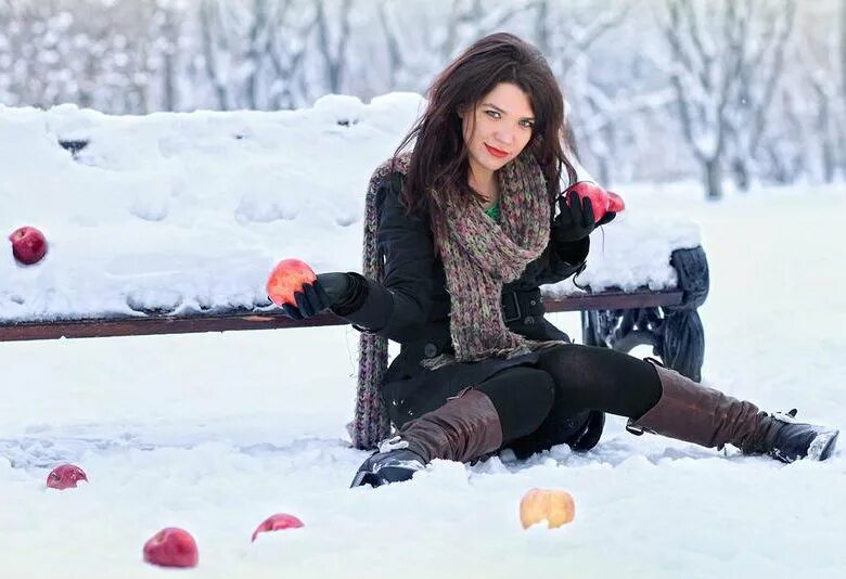 живу на улице зимой. зимняя фотосессия в парке. зимняя фотосессия. фотосессия подруг на улице зимой.