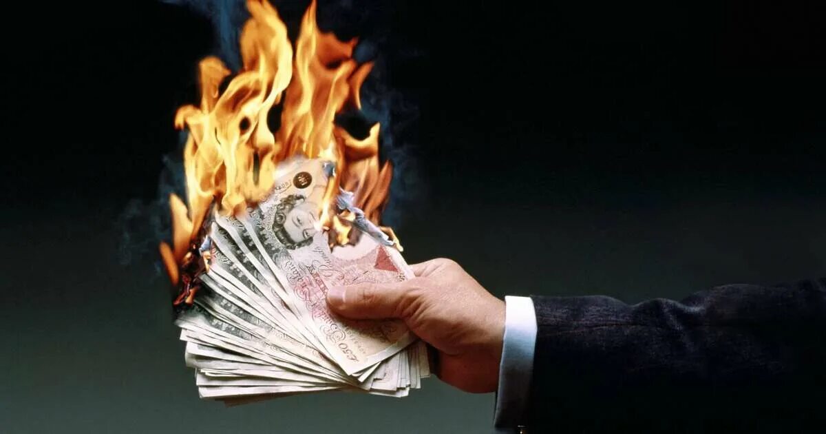 Горящие деньги. Деньги горят. Деньги сгорают. Сжигает деньги. Цветы деньги и огонь