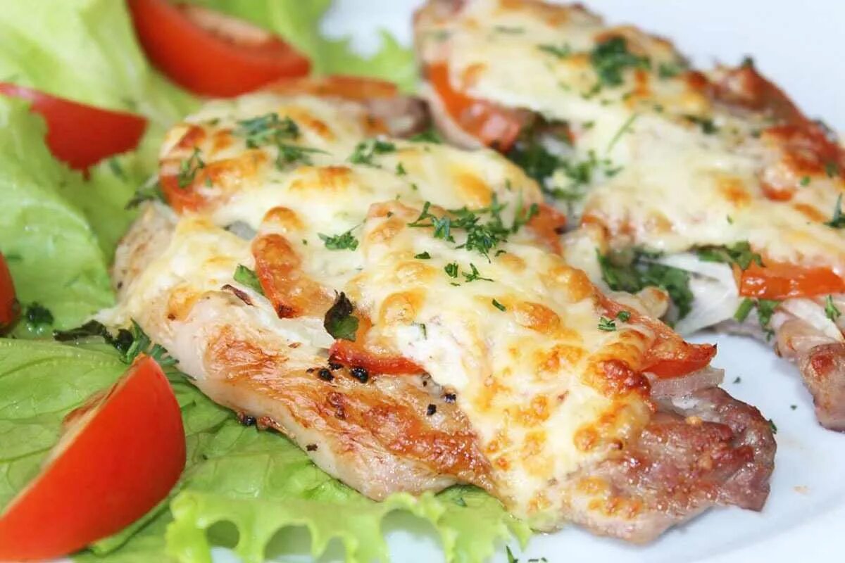 Мясо по царски в духовке из свинины. Свинина под сыром. свиная отбивная в духовке. свинина под сыром в духовке. свиные отбивные в духовке с помидором и сыром.