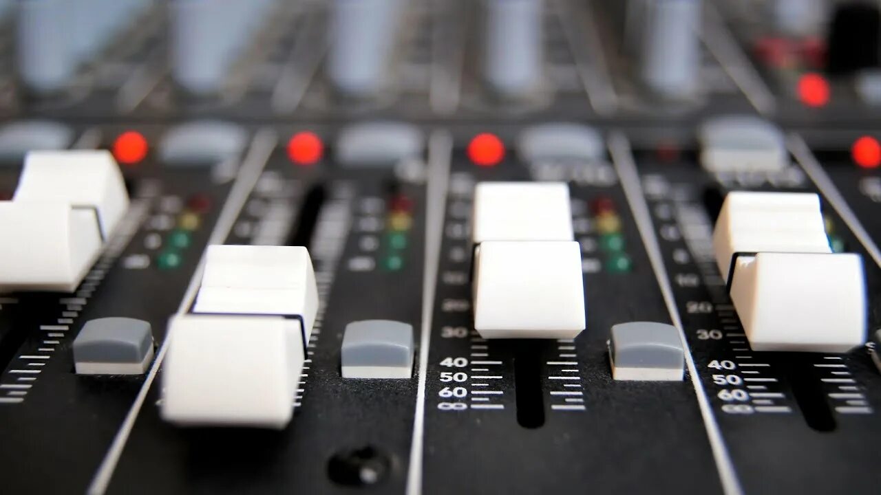 Лучшие треки для монтажа. Мастеринг. Music console. Звуковое оборудование диджея. Музыкальные картинки.