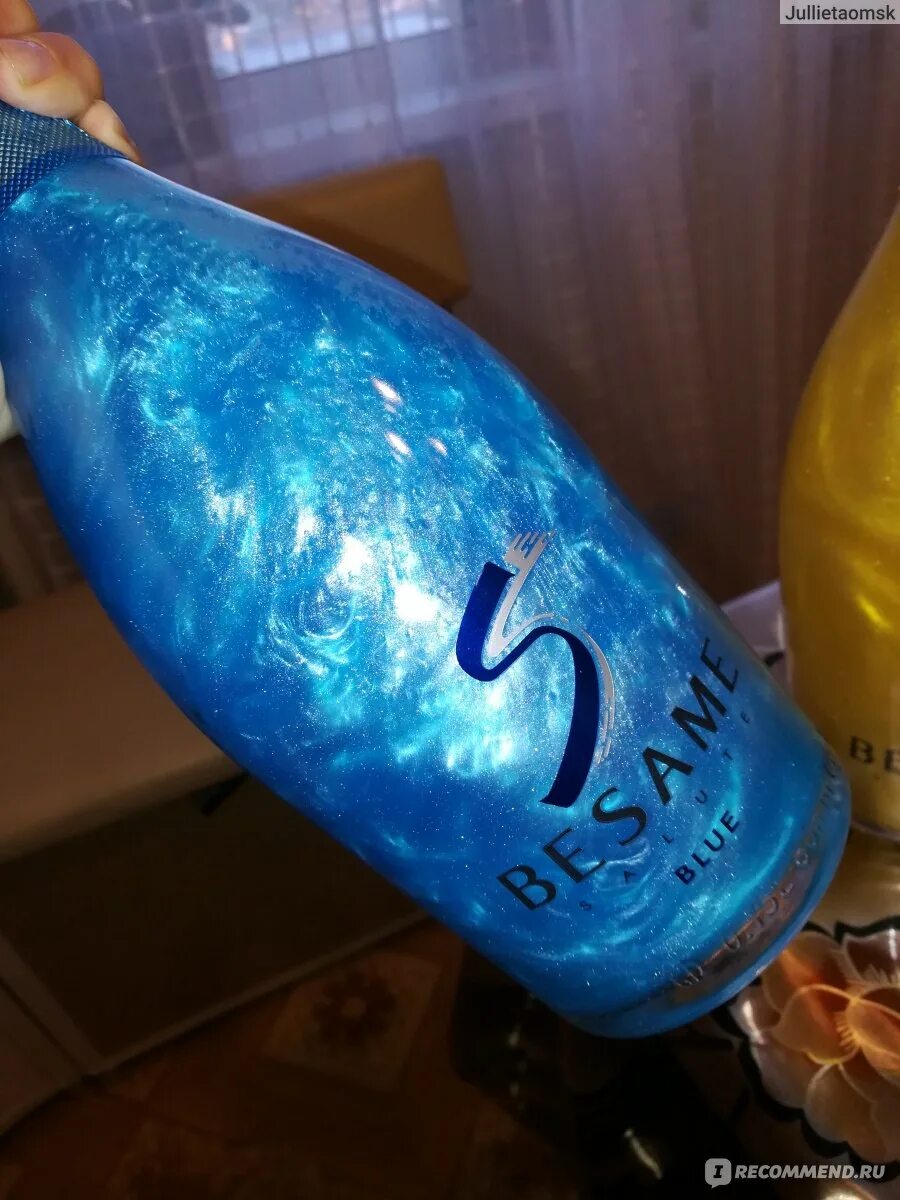 Голубое шампанское с блестками. Винный напиток besame blue. besame blue шампанское. голубая лагуна шампанское. алкогольный напиток с блестками голубой.