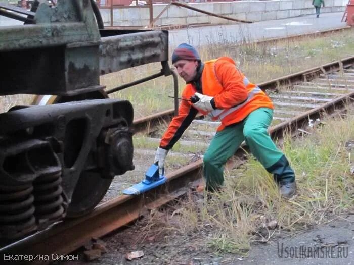 Составитель поездов. Составитель вагонов. составитель поездов ржд. составитель поездов с башмаками. профессия составитель поездов на железной дороге.