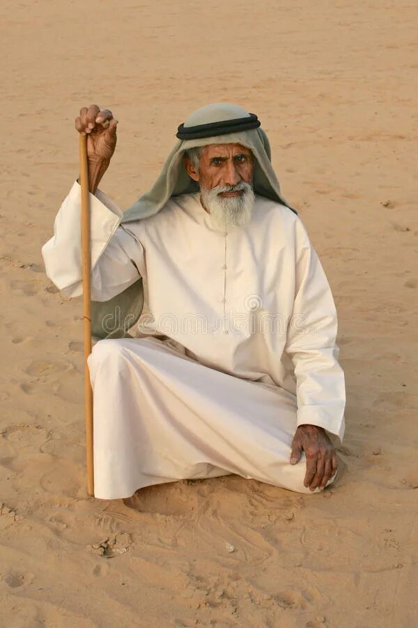 Дедушка араб. Старик араб. Старик в пустыне. Пожилой человек араб. Красивый пожилой араб.