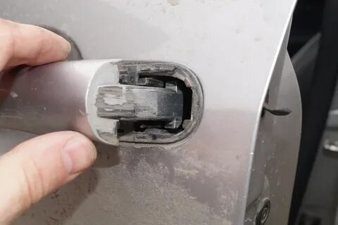 Снять ручку водительской двери