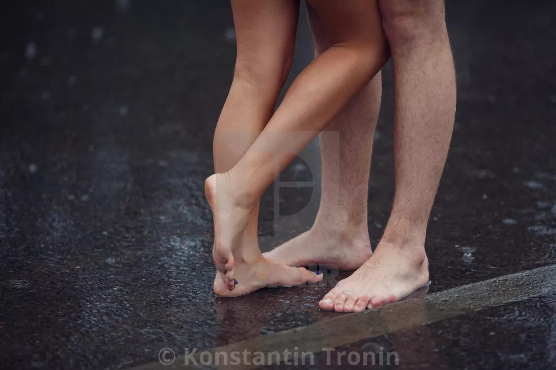 Босые ноги. Мужчина у ног женщины. Ноги девушек босиком. Мужские босые ступни.