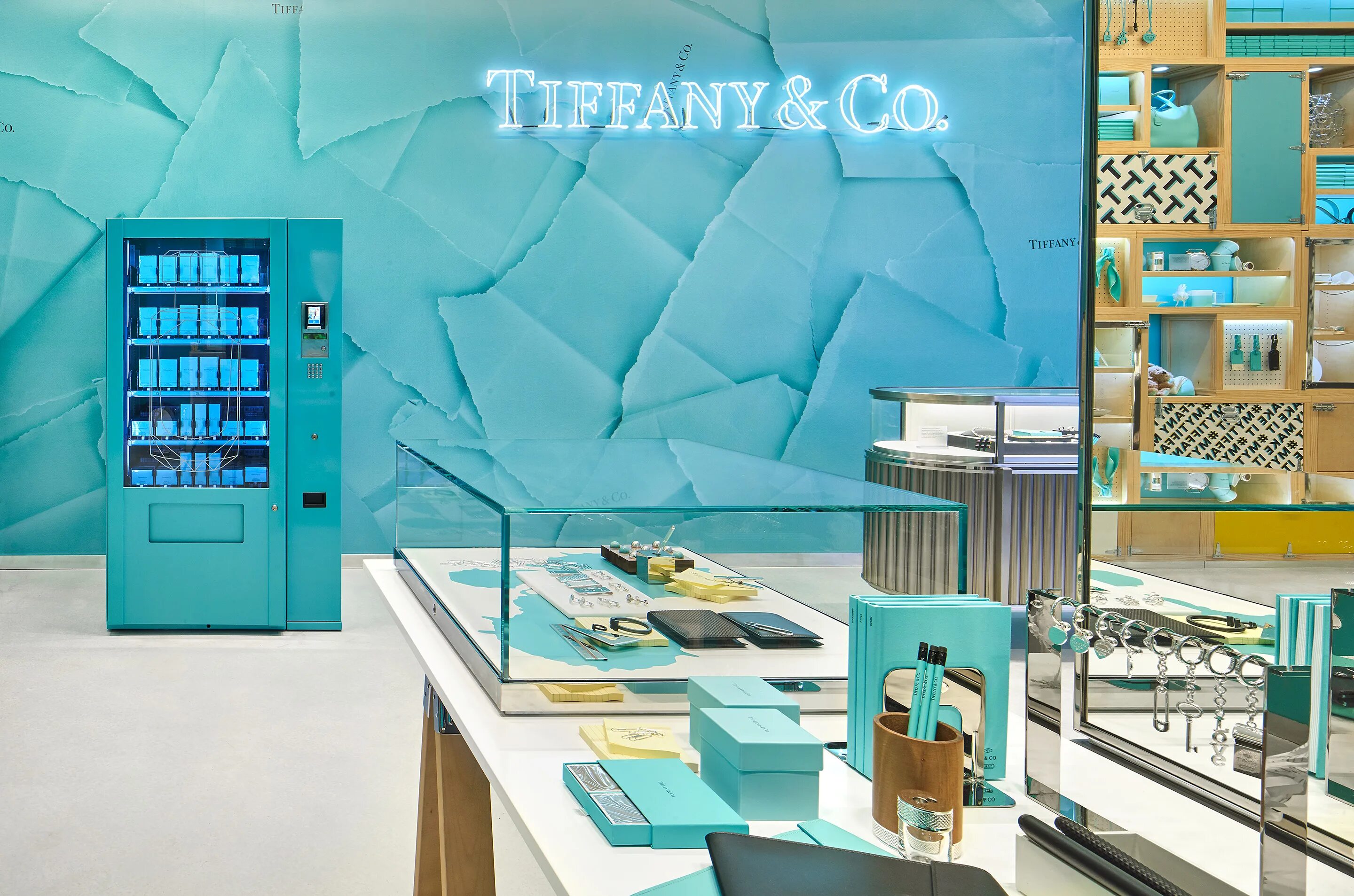 Тиффани адреса. Tiffany & co. бутик. Магазин Тиффани в Лондоне. ЦУМ Тиффани. Ювелирные Тиффани в Нью-Йорке.