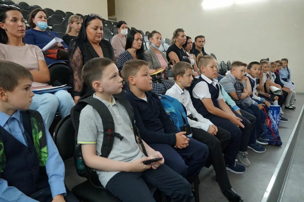 Школа героев. В школе сахалина показали. Парта героя в школе. В школе сахалина показали. Сахалин школа.