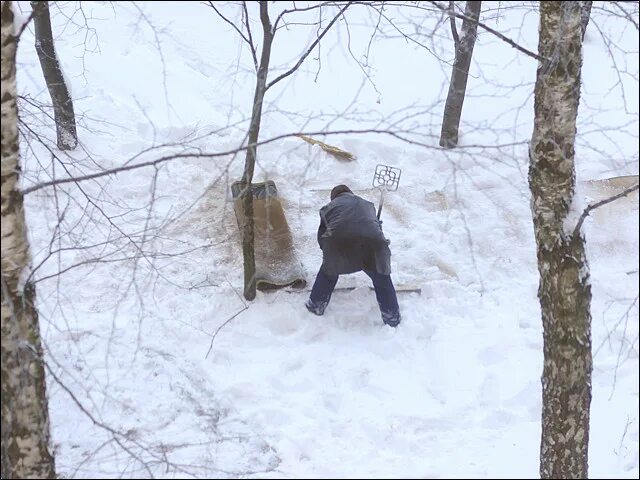 Выбивать ковер на снегу. Выбивают ковры зимой. Выбивание ковров на снегу. Ковер выбивать на снегу выбивать.