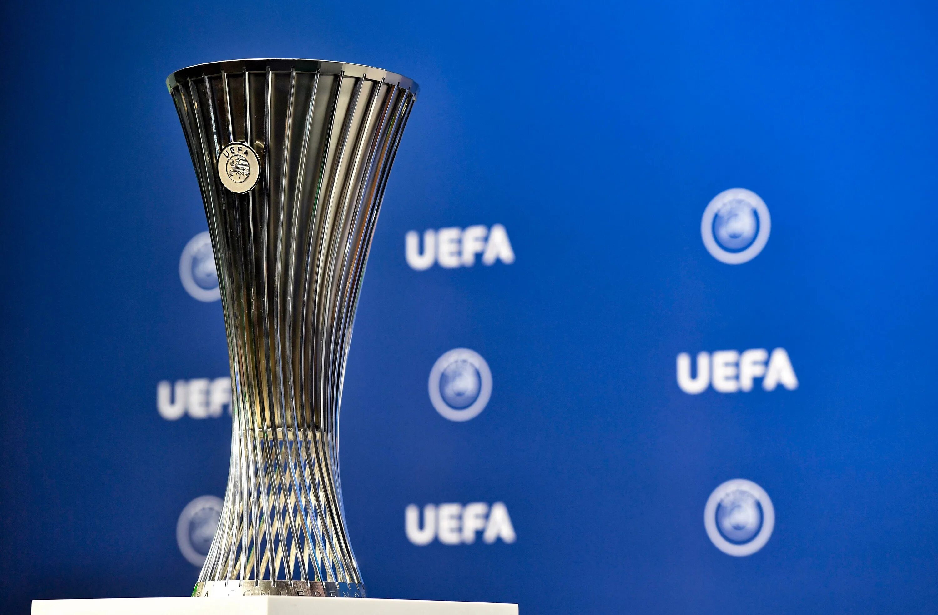 Кубок конференций 2023. UEFA Europa Conference League Кубок. 2021–2022 UEFA Europa Conference League. UEFA Europa Conference Trophy. Трофей Лиги конференций УЕФА.