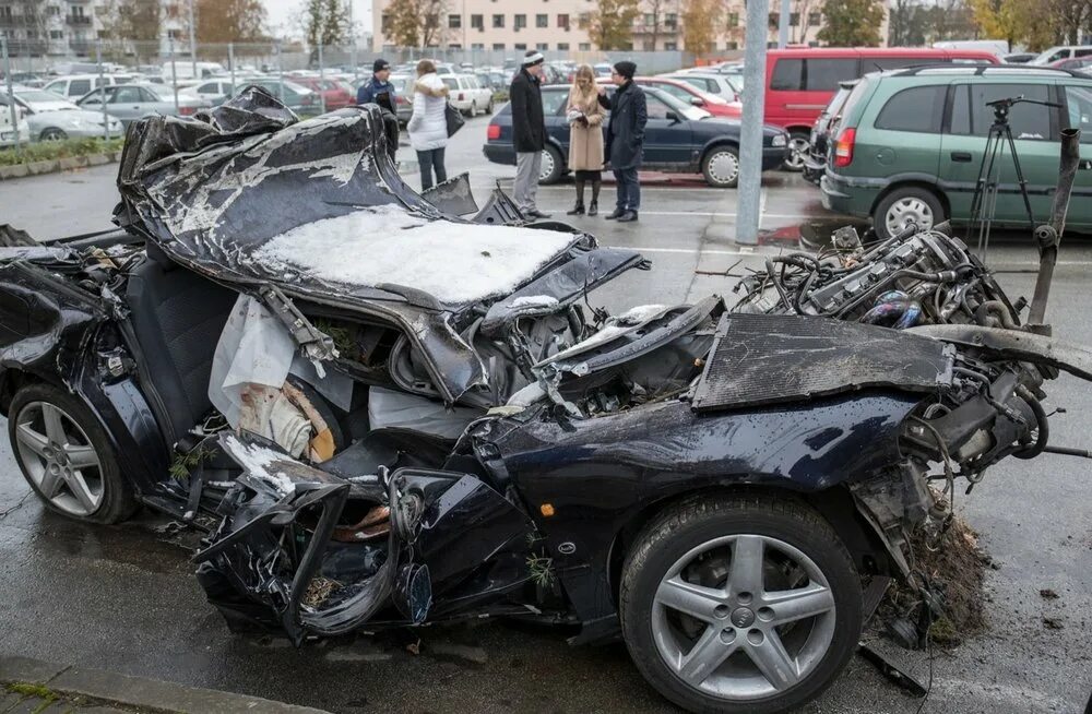 Разбитая bmw m5. Разбитый в хлам автомобиль. Бмв е60 битая. Разбитый в хлам автомобиль. Разбитый в хлам.