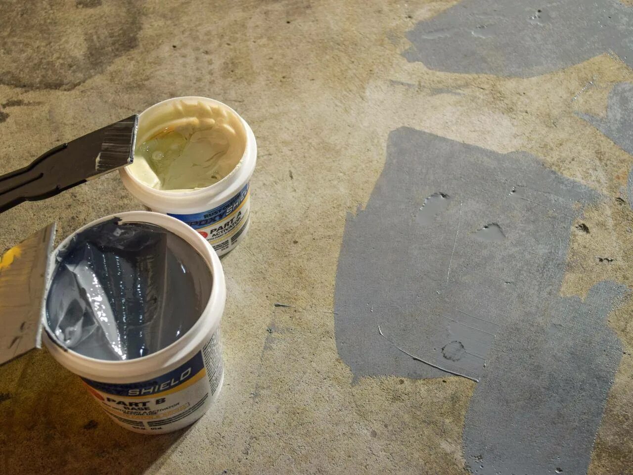 Краска для бетона в гараже. Бетонный пол покрашенный краской. Краска для пола в гараже по бетону. Краска для полов по бетону в гараж.