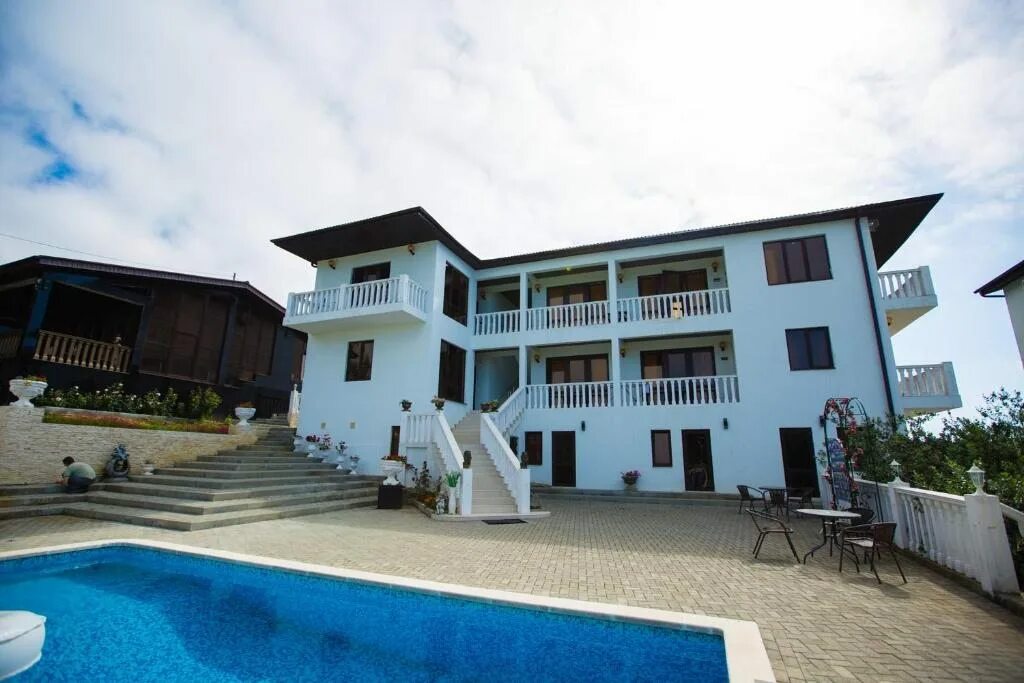 White hotel абхазия новый афон. Отель белый абхазия. Сухумское шоссе 47 новый афон. Белый дом 2 абхазия новый афон. Белый дом 2* новый афон,.