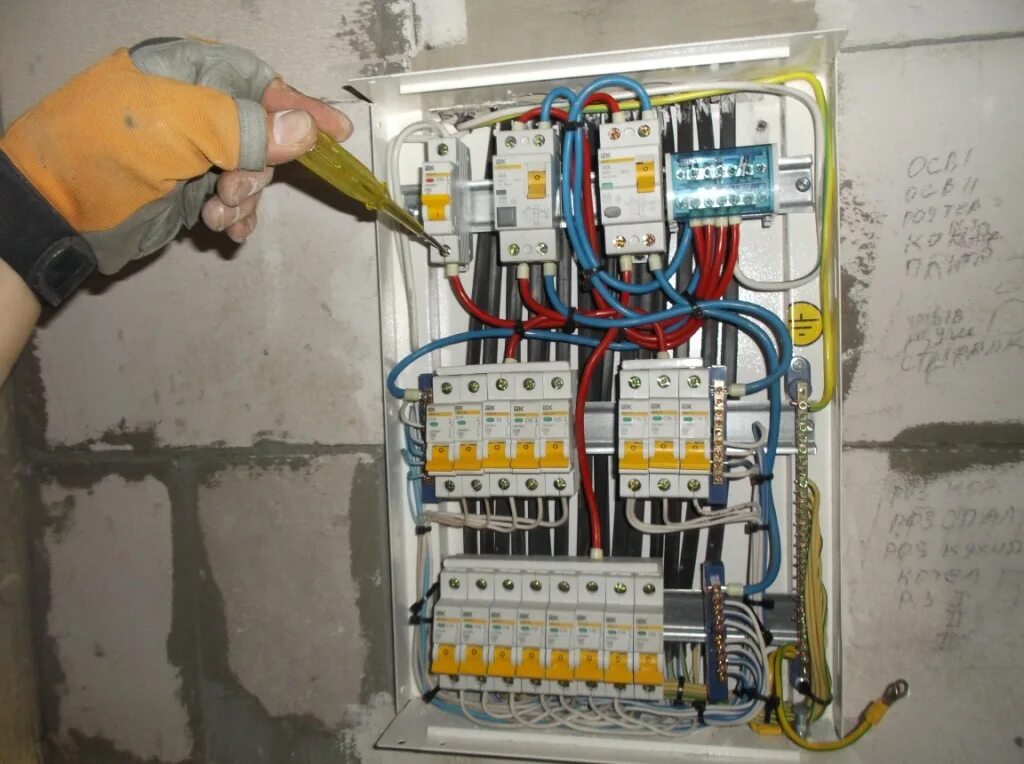 Сборка автоматов в квартире. Щит для электрики. квартирный распределительный щиток. распределительный щит для электропроводки в квартире. щиток электрический сборка.