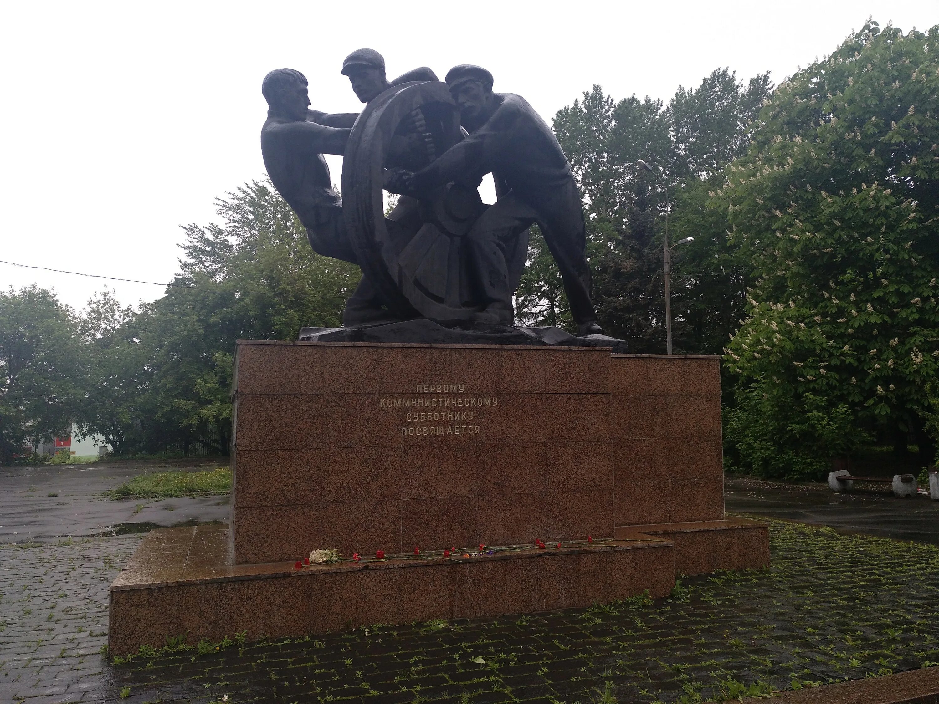 Памятник первому и девятому. Памятник коммунистическому субботнику. Памятники Западного административного округа. Памятник первому субботнику. Коммунистические памятники в Москве.