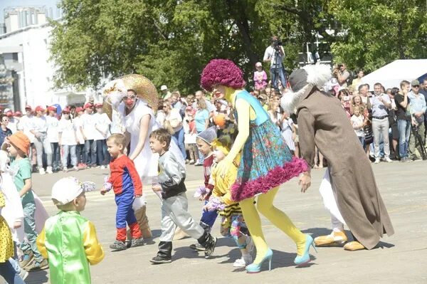 День защиты детей цветной бульвар. Цветной бульвар 1 июня. "Юность празднует спектакль на Цветном бульваре. Мероприятия в Тюмени сегодня на Цветном бульваре.