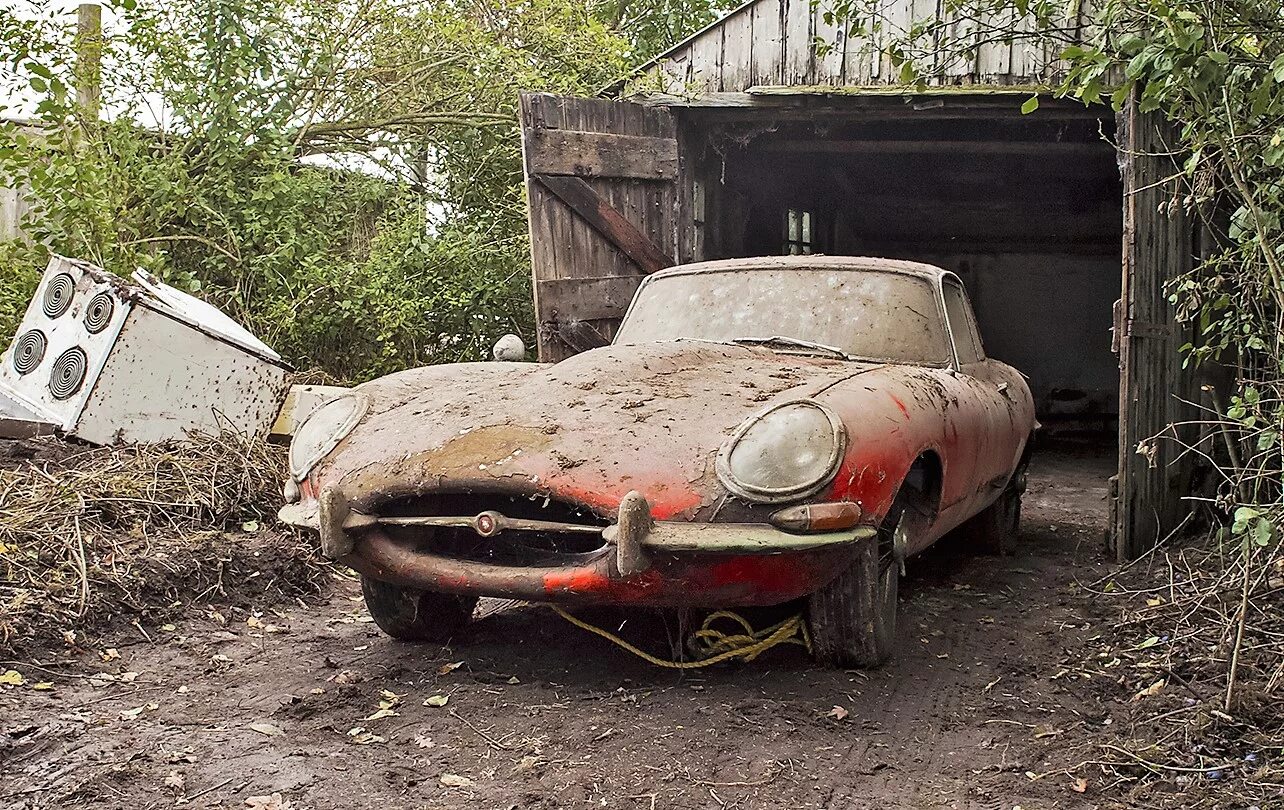 Машина стояла несколько лет. Старые заброшенные автомобили. гараж старый. заброшенные гаражи с машинами. старая машина в гараже.