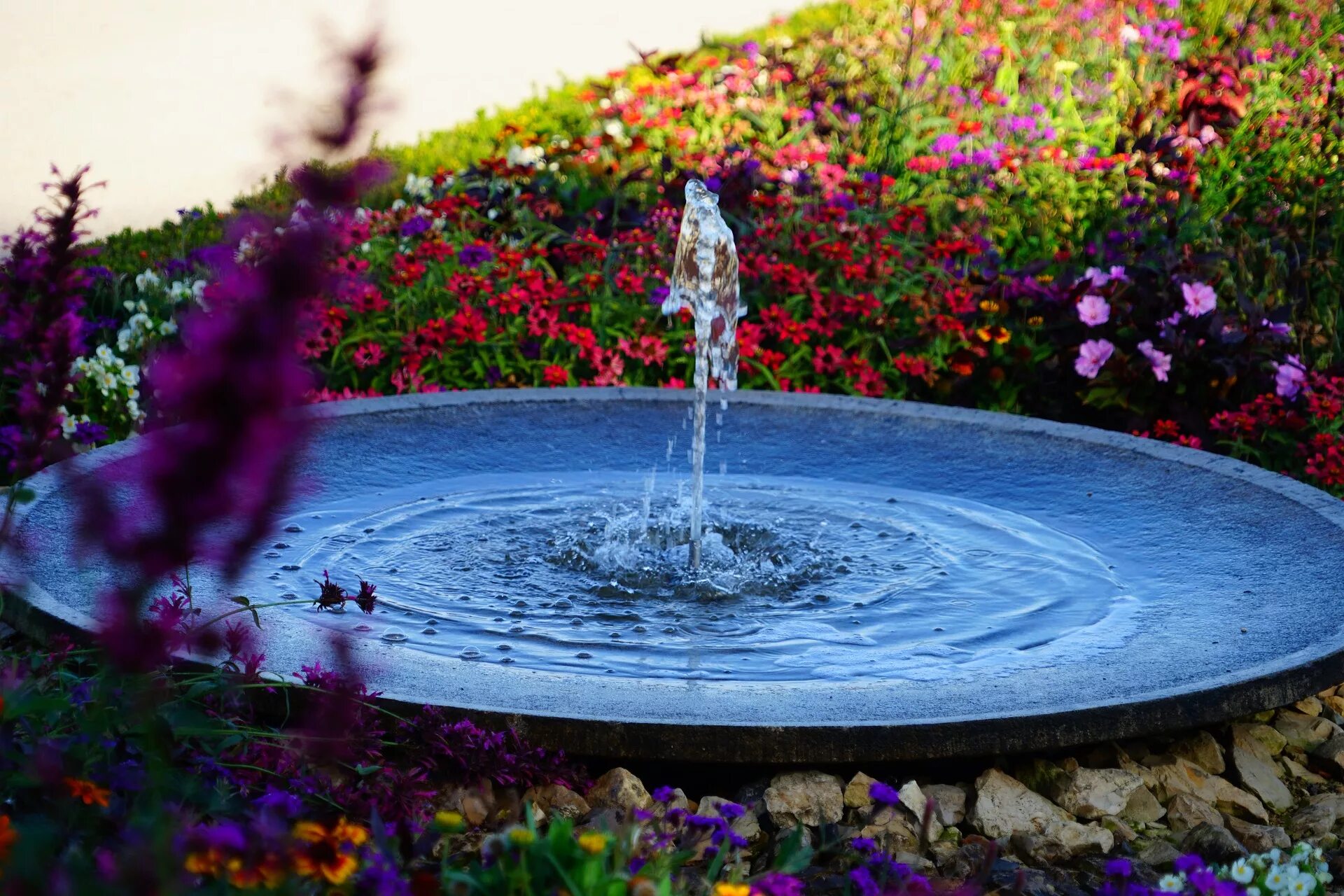 Water fountain перевод на русский. Струя фонтана. Небольшие фонтаны для сада. Вода в фонтане. Фонтанчик с водой.