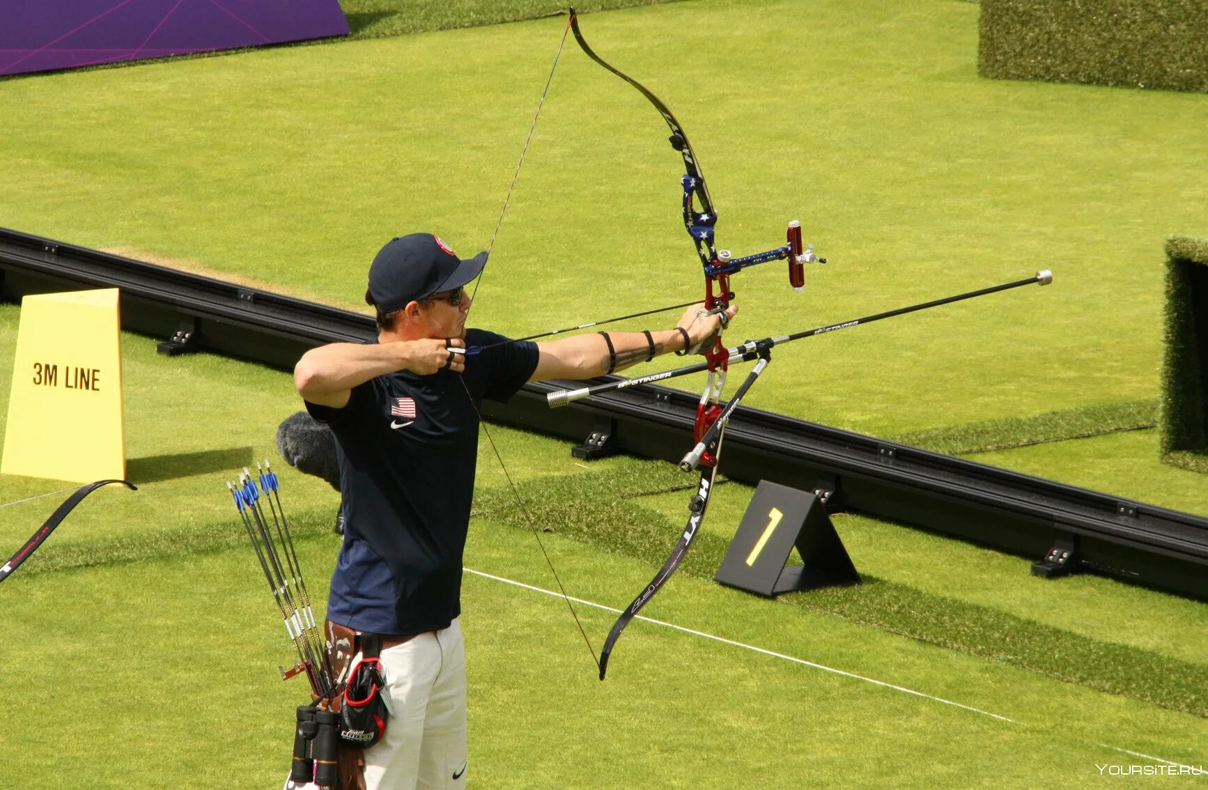 Стреляет из лука. Стреляет из лука. Сара боуман archery. Марксман лучник. Тир лук арбалет.