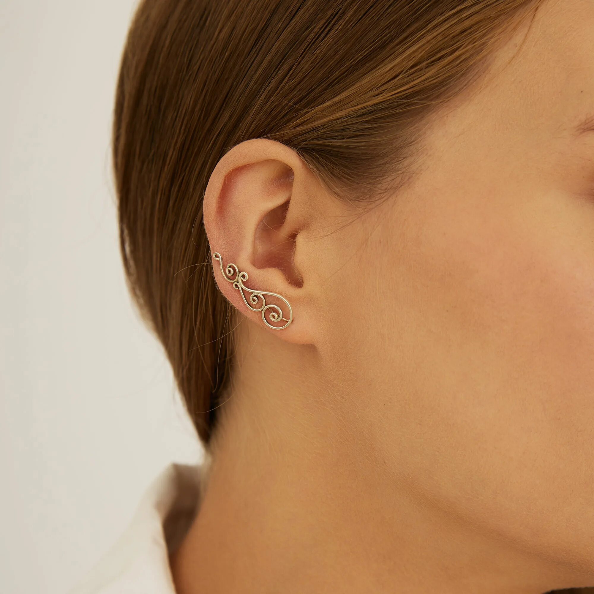 Серьги каффы гвоздик. Серьги клаймберы тиффани. Длинные серьги на ушах. Сережки клаймберы каффы. Серьги пины.