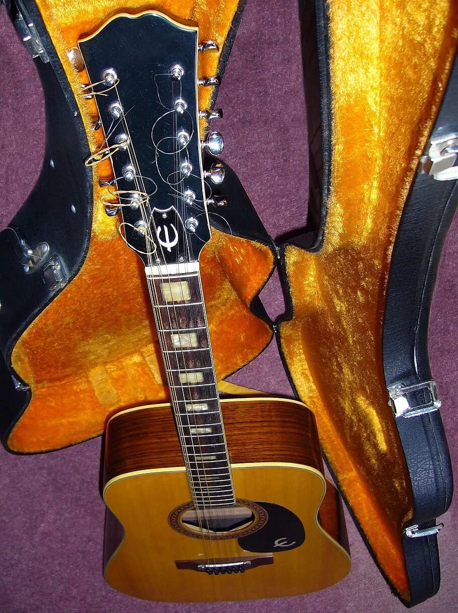 Старая электрогитара. 12 Струнная гитара. 12 Струнная электрогитара Gibson. Старая гитара. Инструмент с 12 струнами.