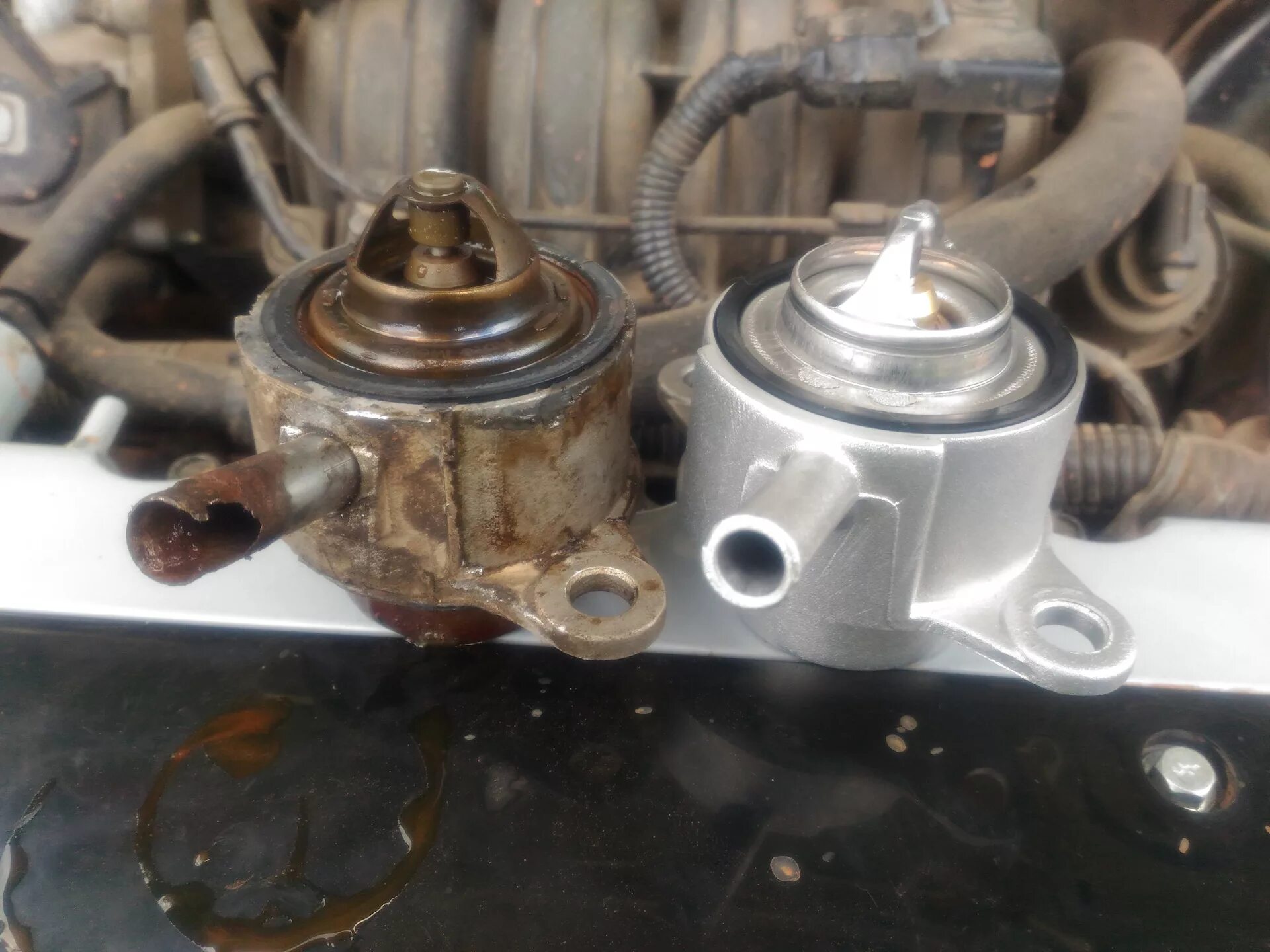 Где находится термостат дэу нексия 16 клапанная. Термостат дэу нексия 8 клапанов. Термостат нексия 2. Nexia n100 термостат шланг. Нексия термостат как поменять.