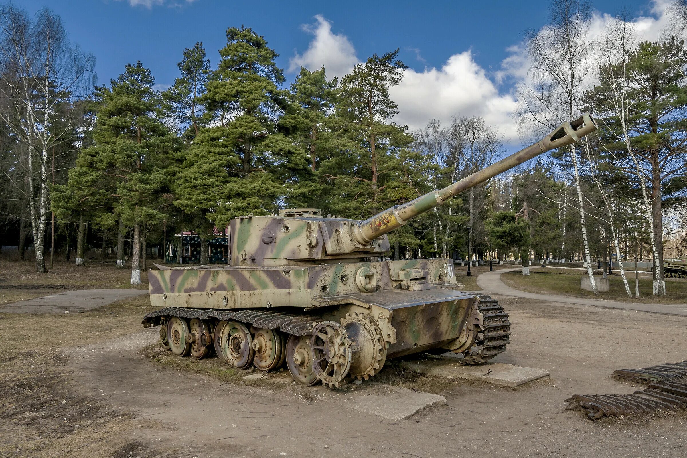 Ленино снегиревский военно исторический. Ленино-Снегирёвский военно-исторический музей тигр. Ленино Снегиревский музей танки. Ленино Снегиревский музей немецкий танк тигр. Танк тигр Снегиревский музей.