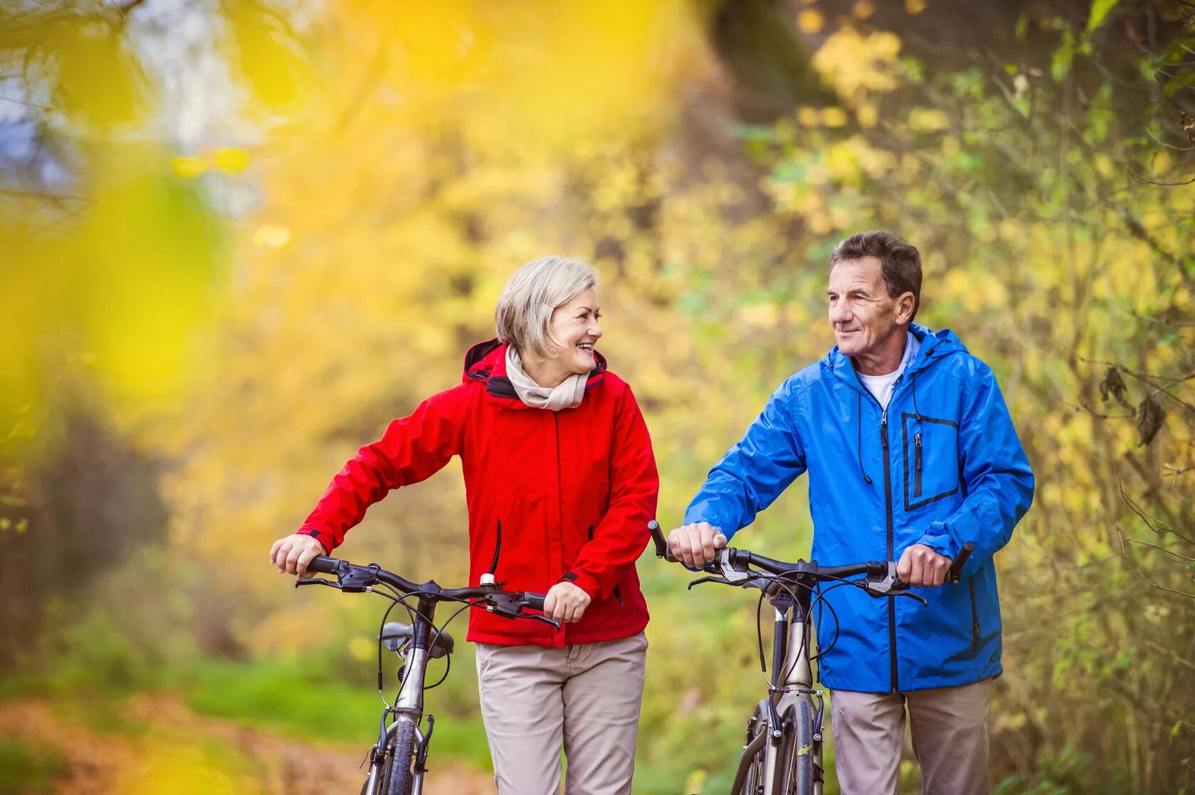 Дорога пенсионерам. Прогулка пожилых. Пожилая пара на велосипедах. Прогулки на свежем воздухе. Велосипед для пенсионеров.