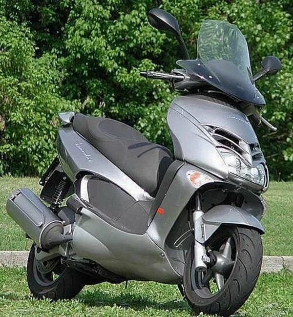 Aprilia leonardo 125. Aprilia leonardo. Итальянские скутеры aprilia. Aprilia leonardo 150. Aprilia leonardo 50.