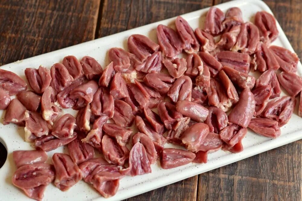 Как порезать сердечки. Куриные сердечки. сердце regbyyjt. порезанные куриные сердечки.