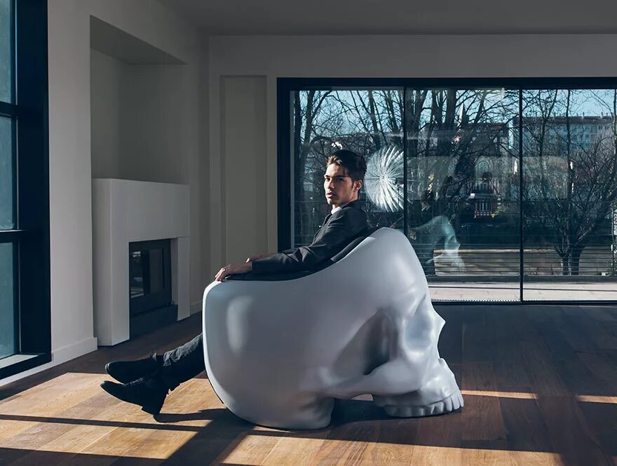 Гардеробная за изголовьем кровати. Настольная лампа gweilo i by partisans. Ассоциации с роскошью в дизайне. Парящий в воздухе цветочный горшок. Навесные шкафы в спальню.