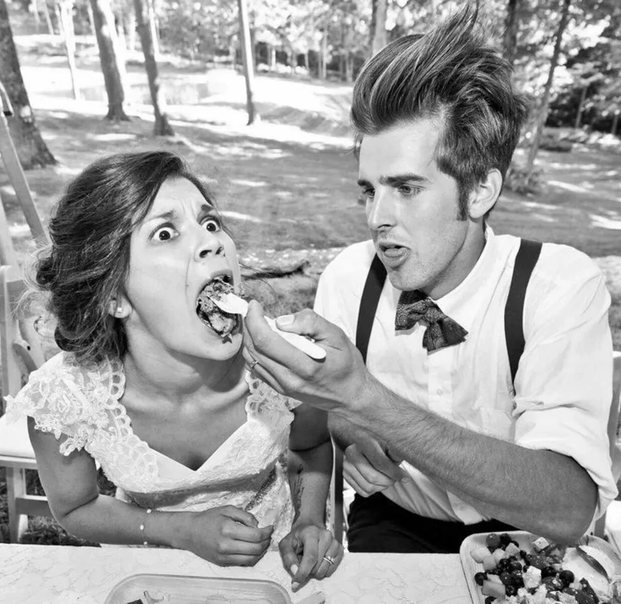 Кормит с ложки девушку. Парень и девушка мороженое. Девушка кормит парня с ложечки. Рука которая кормит.