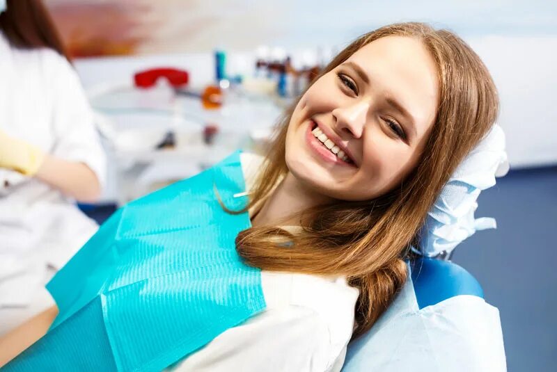 Пациент улыбается. Общение со стоматологом. Dentistry background. Locate dentist. Врач гигиенист стоматологический