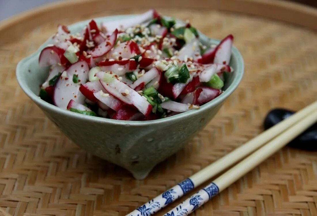 Маринованная редиска по корейски. Закуски из редиски на стол. Маринованный редис по-корейски. Редиска по корейски. Маринованный редис по-корейски.