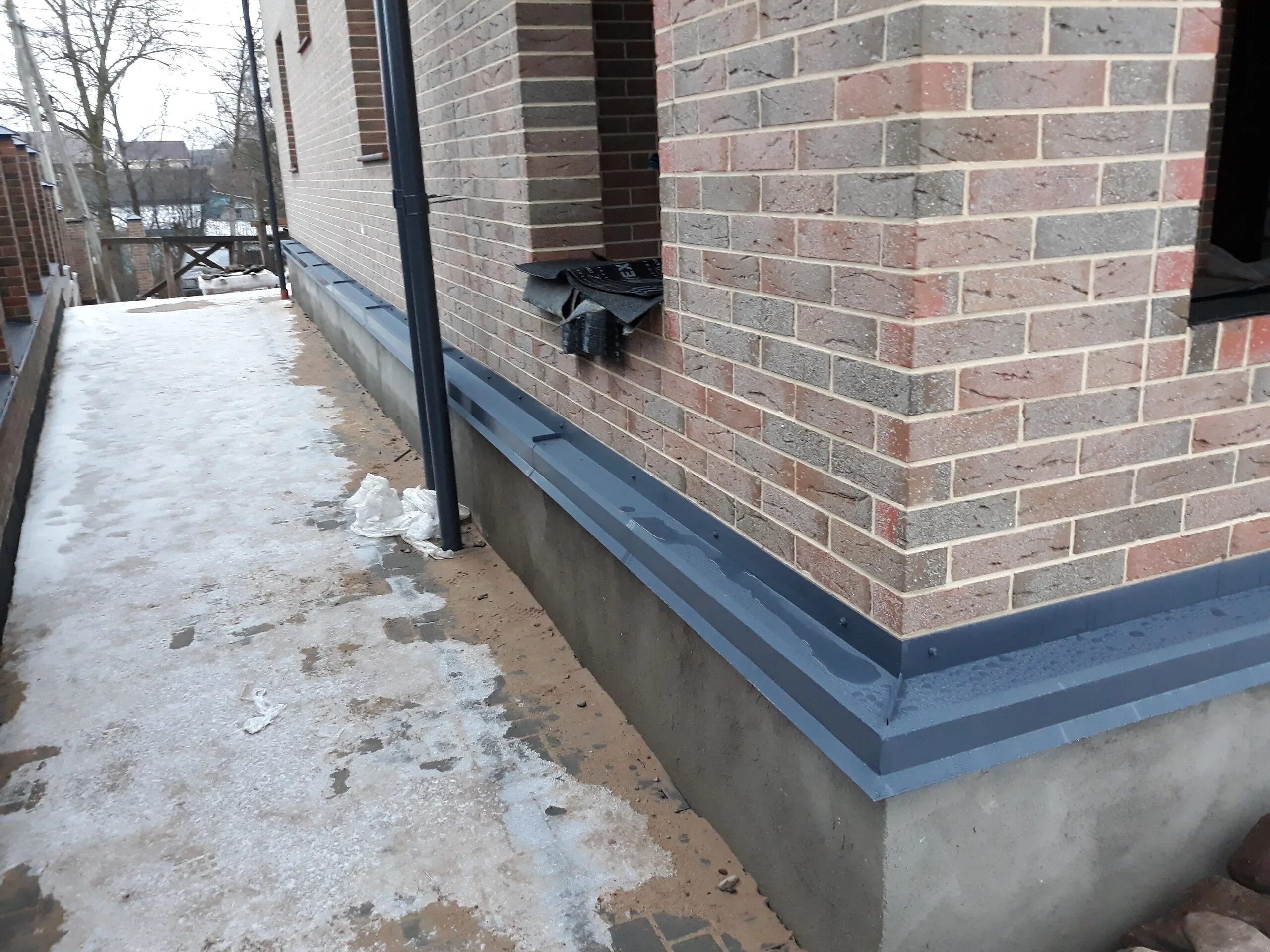 Цокольная опора firmax h=150мм. Как установить цоколь. Керамический отлив для цоколя. Отливы на цоколь деревянного дома. Отлив для цоколя из дпк.