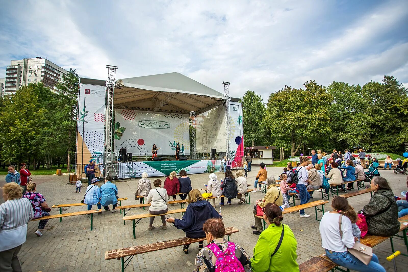 Москва 22 августа 2022. Праздник в парке. Флажки в парках. ВДНХ концерт. Концерт в парке.