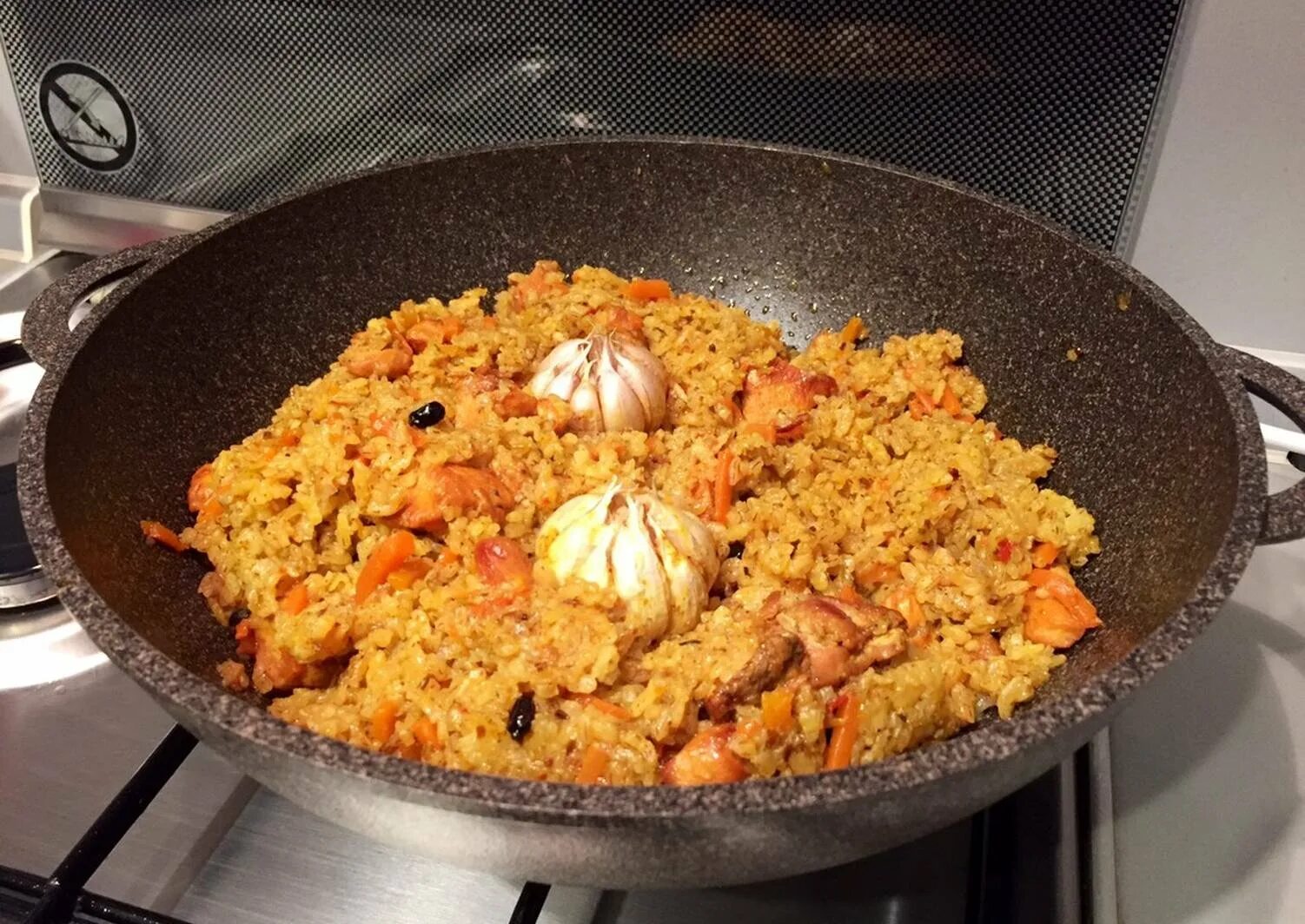 Быстрый плов на сковороде. Плов в казане. плов с курицей. сковородка для плова. плов на сковороде.