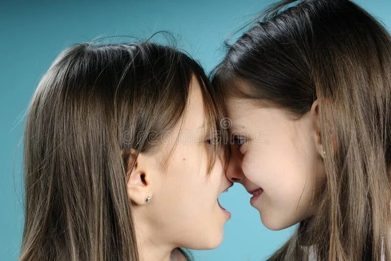 Педофильские фантазии. Sisters making out. Sisters making out. Девочки друг с другом. Подруги обнимаются.