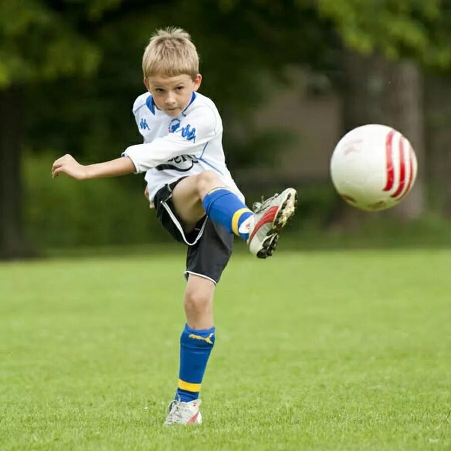 I can playing football. Мальчик футболист. Ребенок с футбольным мячом. Мячики для детей. Мальчик с мячом.