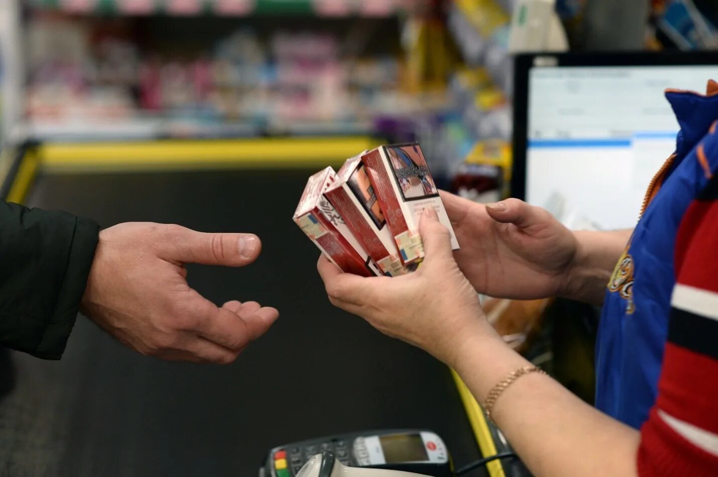 Где разрешена торговля табачной продукции. Табачная продукция. реализации табачной продукции. незаконная торговля табаком. продажа сигарет.