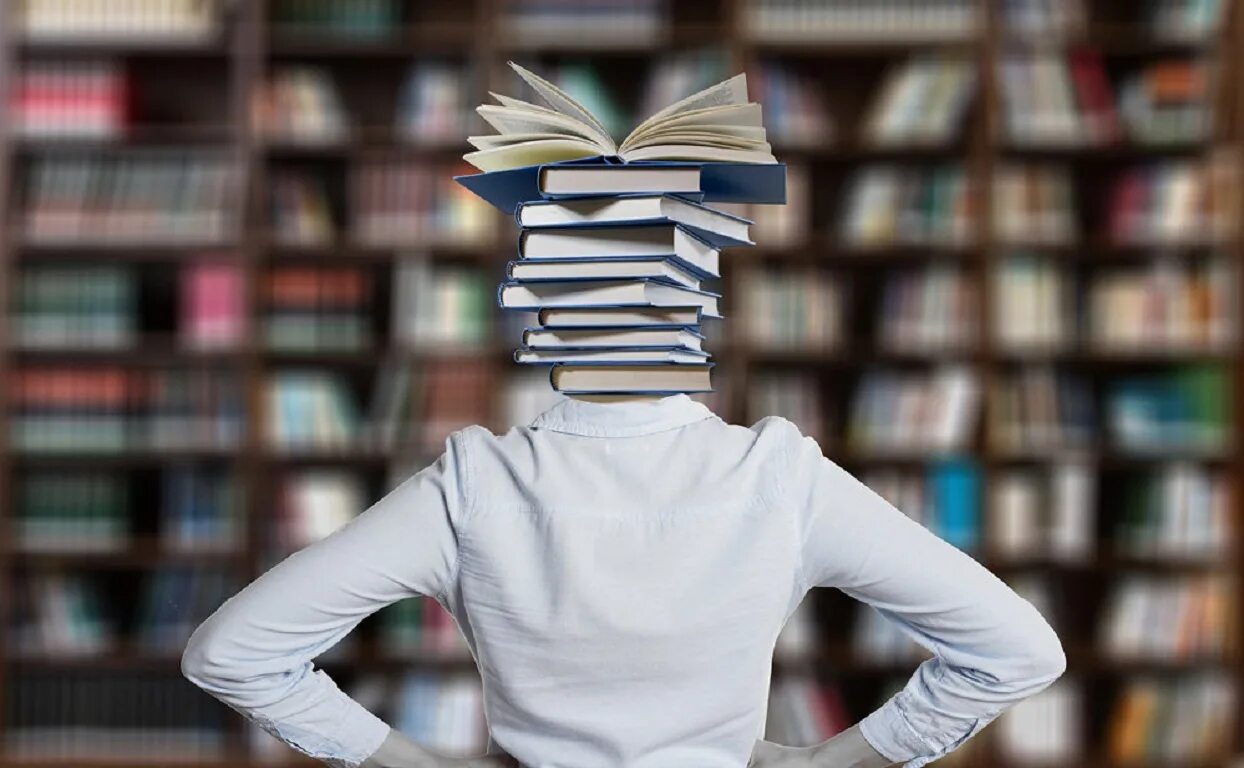 Развитие с помощью книг. Знания для жизни. Мальчик с книжкой. Куча книг. Творческое мышление детей.