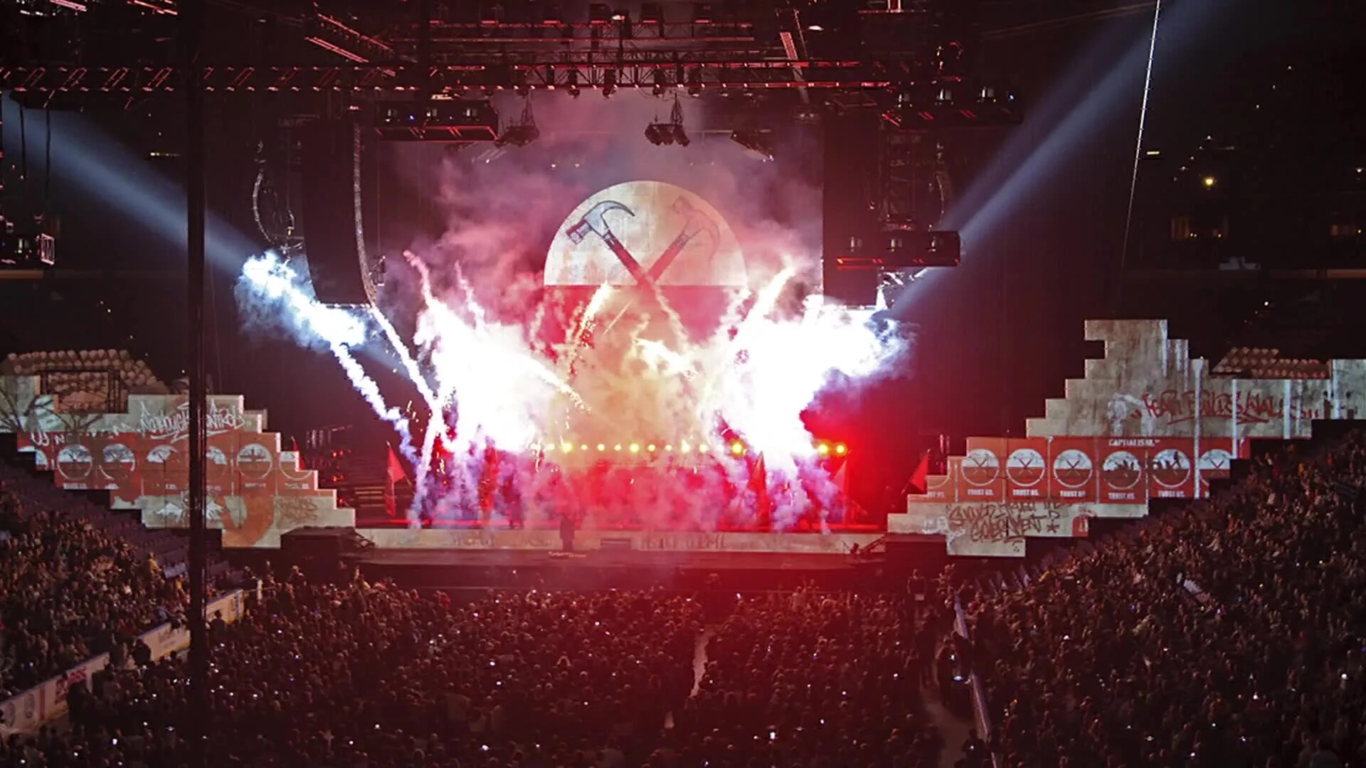 Kstati show. The wall mediaset. концерт pink floyd the wall 1980. пинк флойд 94 год. Hole in the wall игра.