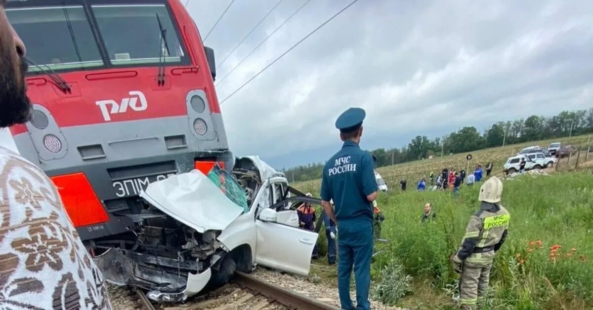 Автобус на жд переезде. Анапа Витязево ДТП С поездом. Поезд сбил машину в Анапе. Происшествия на железной дороге. Столкновение поезда с машиной.