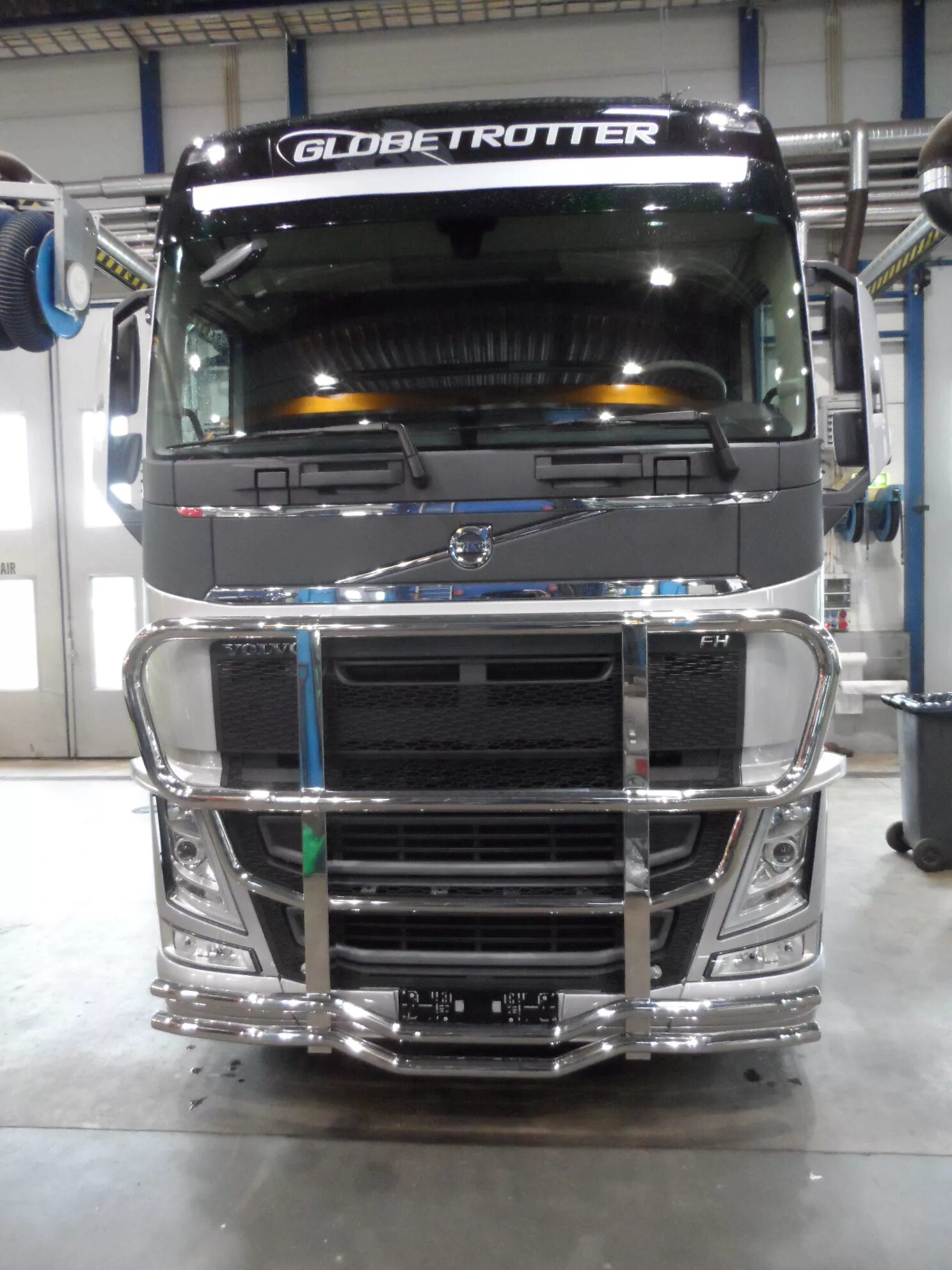 Стекла volvo fh. Дуга Volvo FH 13. Дуга на Вольво FH 13. Кенгурятник на Вольво fh16. Защита Вольво фш13 кенгурятник.