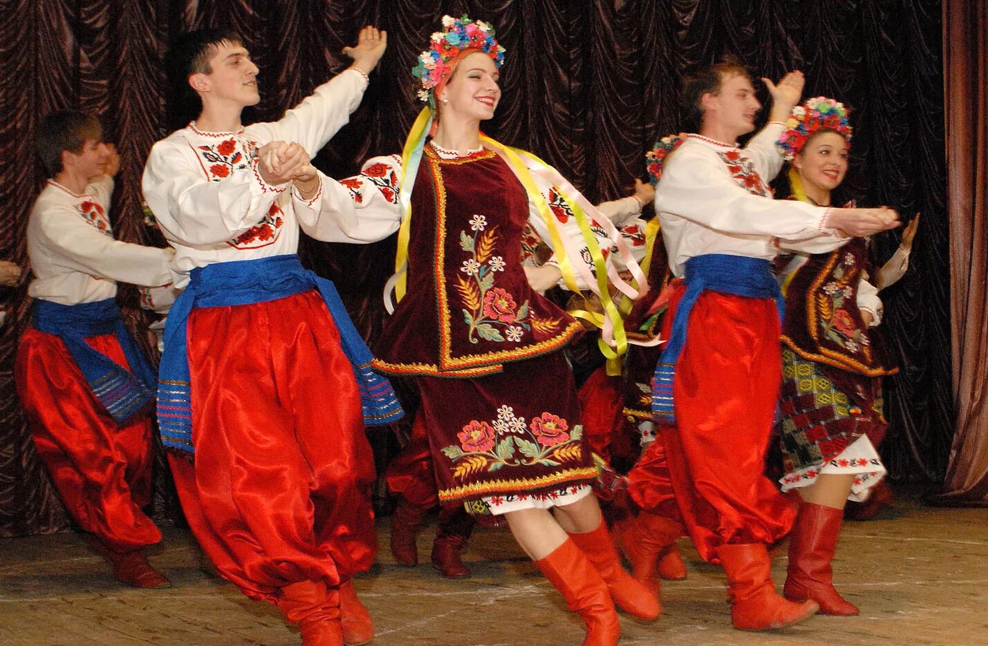 1 украинский национальный. Национальный украинский танец. народные танцы. украинский костюм национальный в танце. украинский национальный танец гопак.