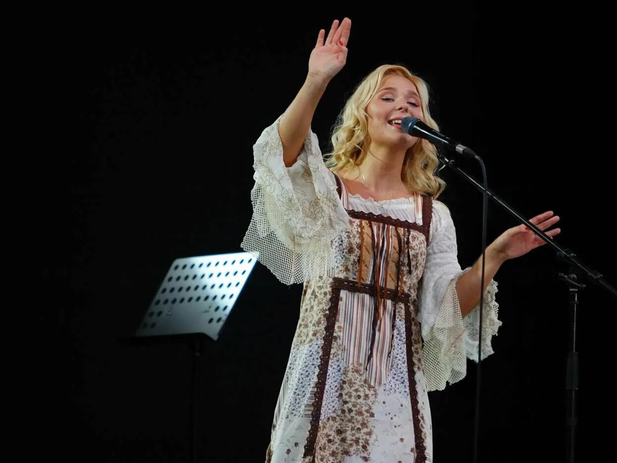 Анна касьянова травушка зеленая. Девушка в русском национальном костюме. Анечка певица касьянова. Пелагея 2009. Катюша девушка.