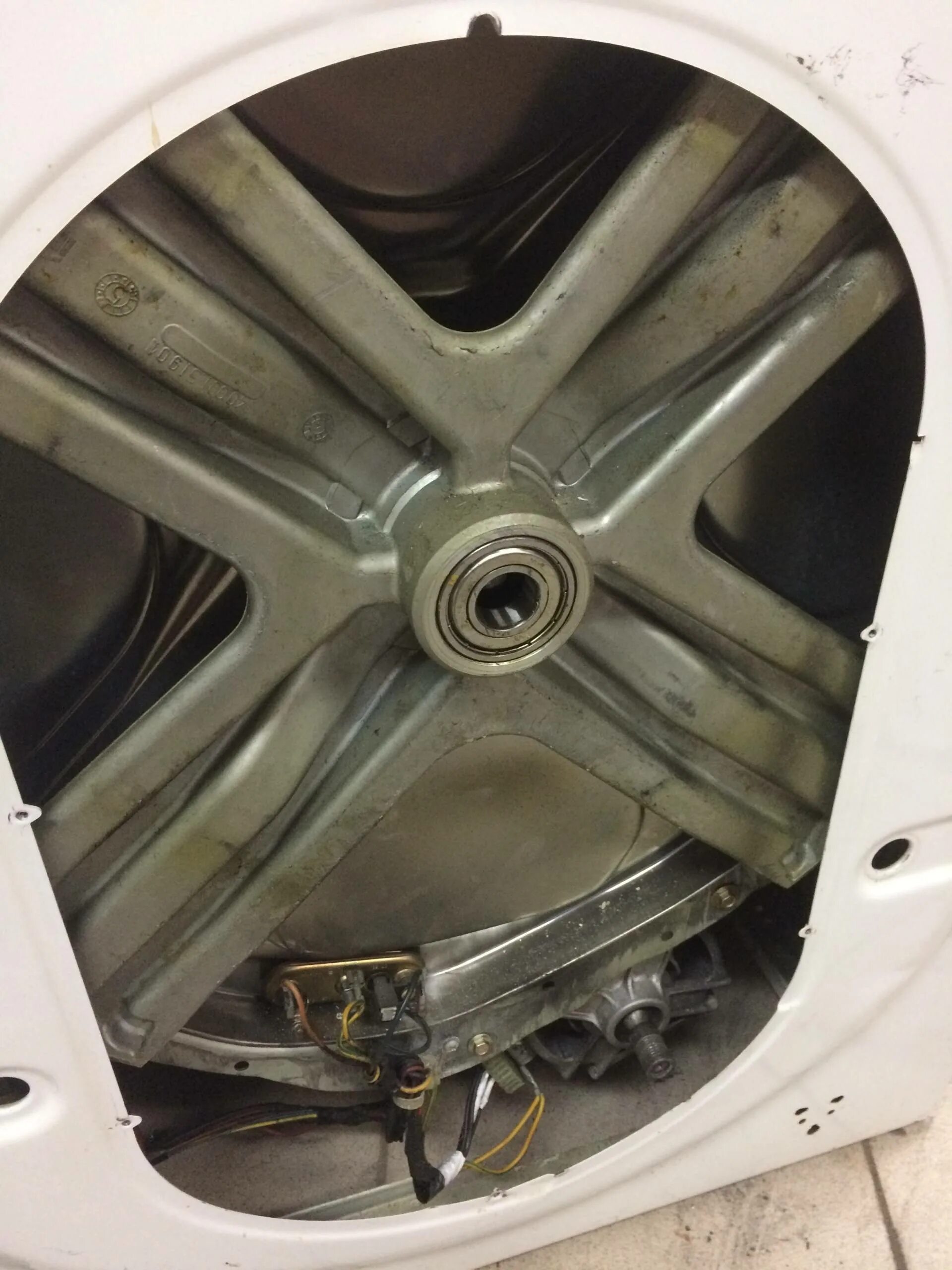 Подшипники барабана аристон avsl 80. Аристон avsl 109 подшипник барабана. Стиральная машина hotpoint-ariston avsl 80. Бак стиральной машинки аристон хотпоинт aqsl 109csi ha. Подшипник барабана стиральной машины hotpoint ariston avsl 109.