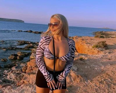 На них она пила... 