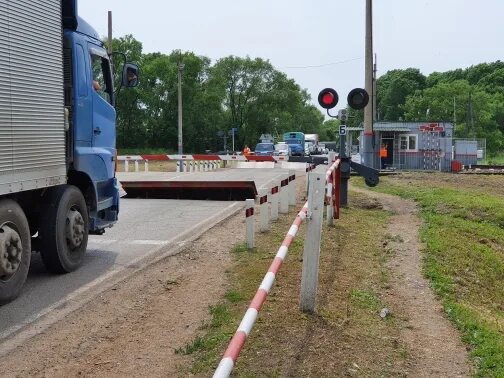 Владивосток дороги. 20 вагонов в приморье. Переезд на станции. Жд станция розенгартовка. Жд переезд.