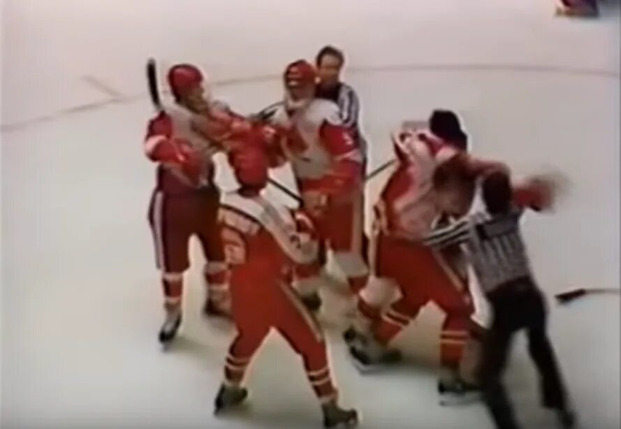 Почему в хоккее драки. Хоккейная драка в Пьештянах. Драки в Советском хоккее. Потасовка хоккеистов.